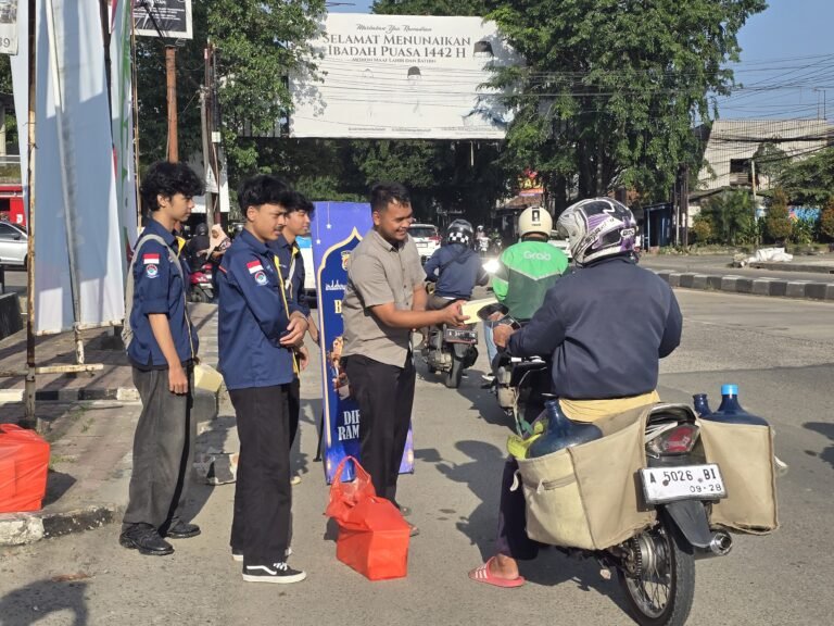 Tebar Kebaikan Ramadan, Polda Banten dan Permikomnas Banten Gelar Aksi Berbagi Takjil