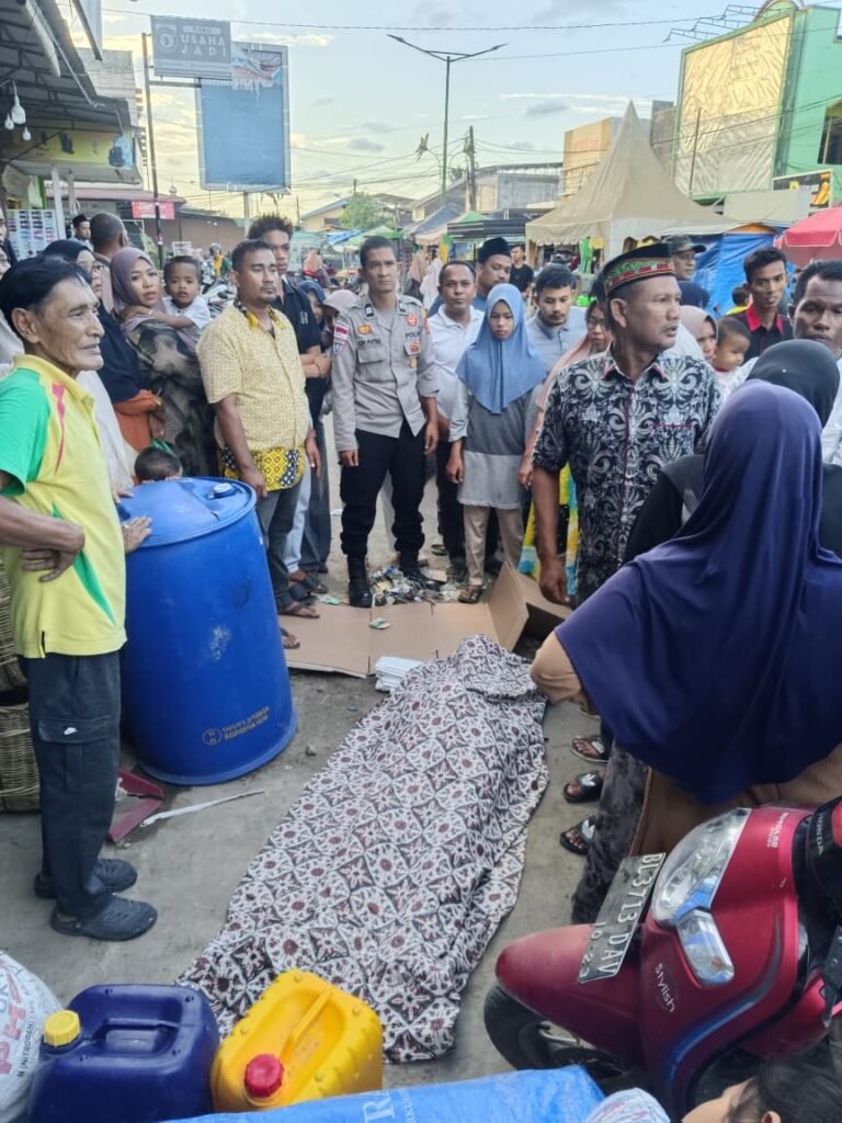 Personel Polsek Idi Rayeuk Bantu Evakuasi Warga Peudawa Puntong Yang Meninggal di Pasar Idi