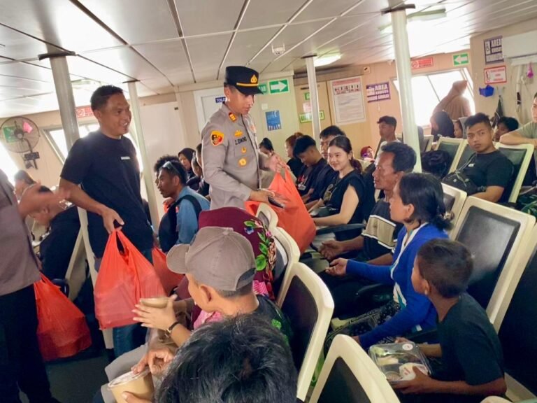 Di Tengah Padatnya Pemudik Polisi Dan IJTI Kepri Berbagi Berkah Berupa Nasi Kotak Di Pelabuhan Punggur.