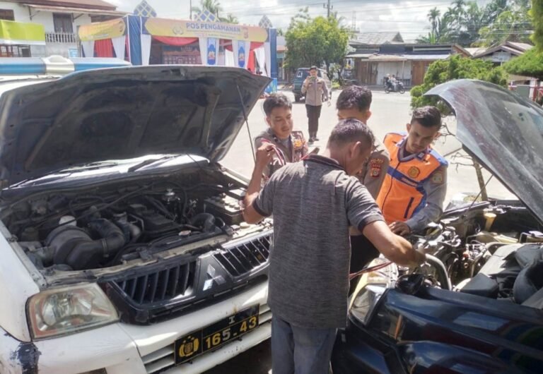 Respon Cepat Personel Pos Pam Operasi Ketupat Seulawah Polres Aceh Timur Saat Melihat Kendaraan Warga Mogok