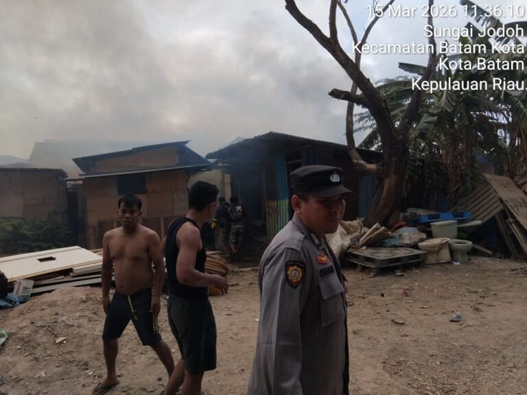 Patroli Respon Laporan 110, Personel Polsek Batu Ampar Datangi TKP Kebakaran Di Pantai Stress