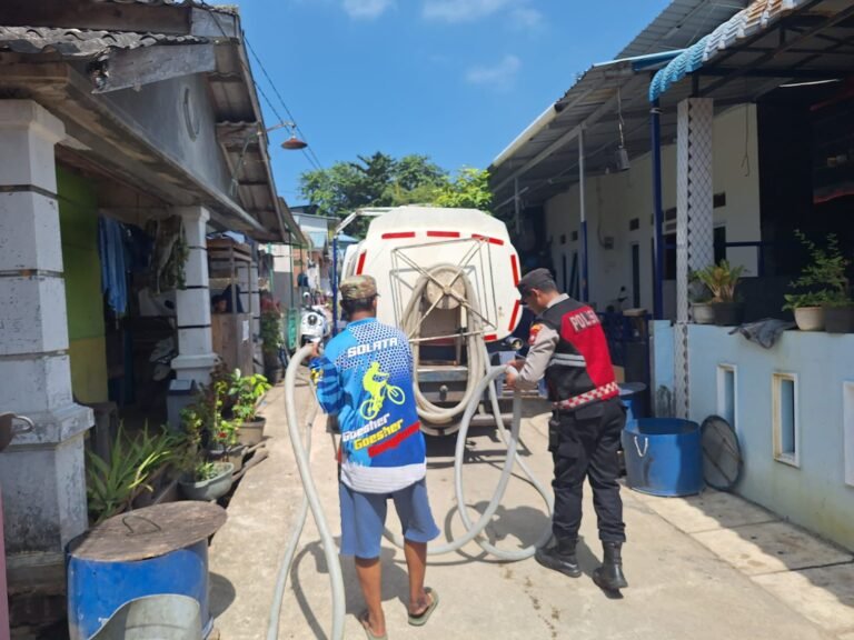 Hari Ke-51 Distribusi Air Bersih, Polsek Batu Ampar Hadir Pastikan Kebutuhan Warga Terpenuhi
