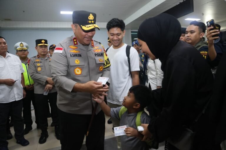 KAPOLDA KEPRI BAGIKAN TIKET MUDIK GRATIS, WUJUD KEPEDULIAN UNTUK MASYARAKAT