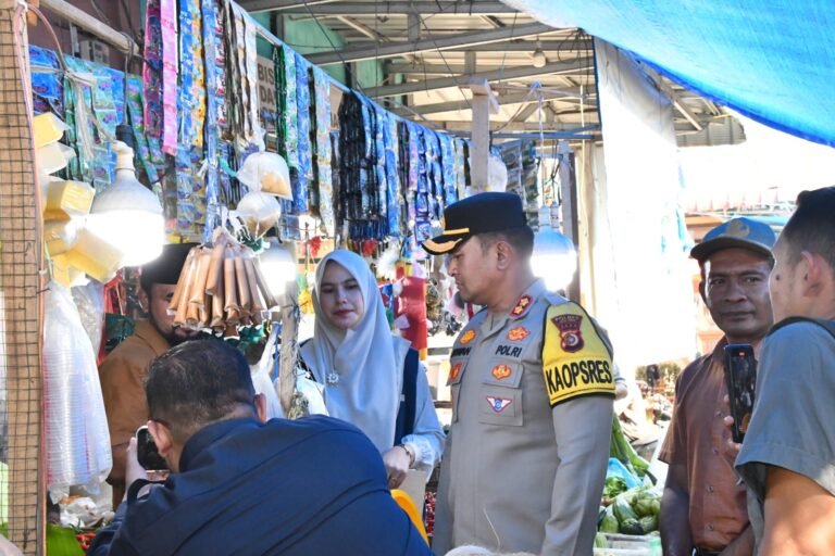 Jelang Lebaran, Kapolres Aceh Timur Bersama Bupati Cek Harga dan Ketersediaan Bapokting di Peureulak