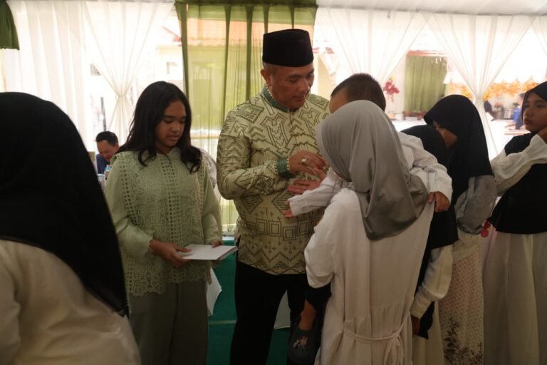 KAPOLDA KEPRI PIMPIN SHOLAT IDUL FITRI DAN GELAR HALAL BIHALAL, PERKUAT SILATURAHMI DAN KEPEDULIAN SOSIAL