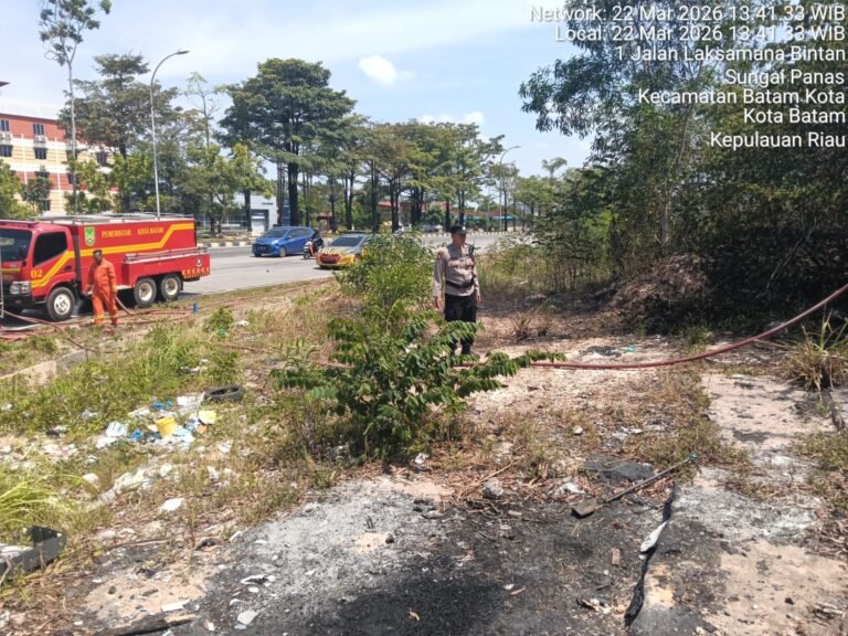 Kesigapan Personel Polsek Lubuk Baja Tangani Kebakaran Lahan Kosong di Kawasan Gudang Pelita