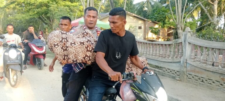 Anggota Polsek Peudawa Bopong Jenazah Remaja Yang Tenggelam