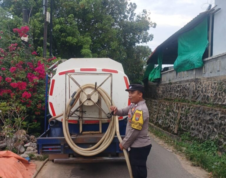 Monitoring Hari Ke-61, Polsek Batu Ampar Pastikan Distribusi Air Bersih Tepat Sasaran di Tanjung Sengkuang dan Batu Merah