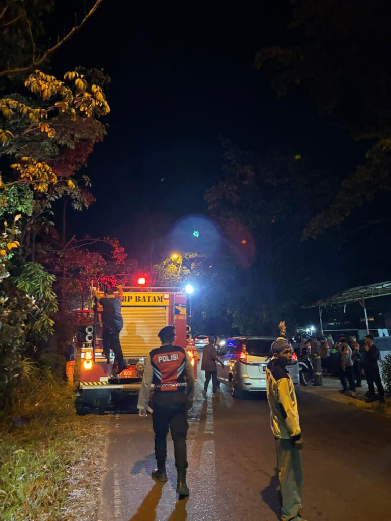 POLDA KEPRI BERHASIL PADAMKAN KEBAKARAN HUTAN DI TANJUNG RIAU, KOTA BATAM