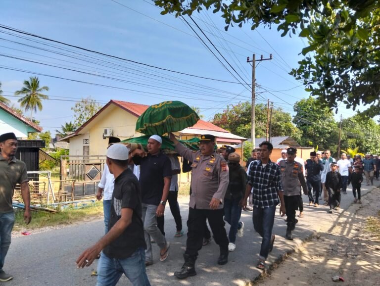 Kapolsek Idi Rayeuk Melayat dan Antar Jenazah Warga hingga ke Pemakaman
