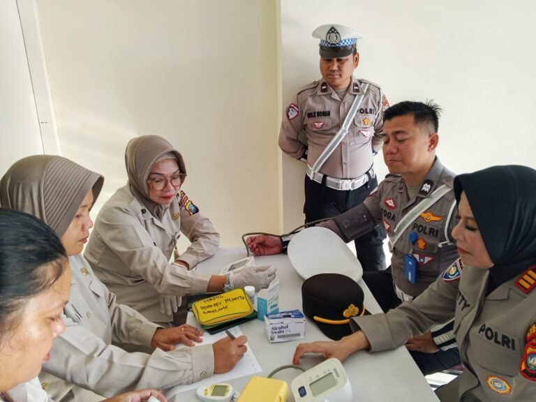 Sidokkes Polresta Barelang Pastikan Kondisi Prima Personel Melalui Pemeriksaan Rutin