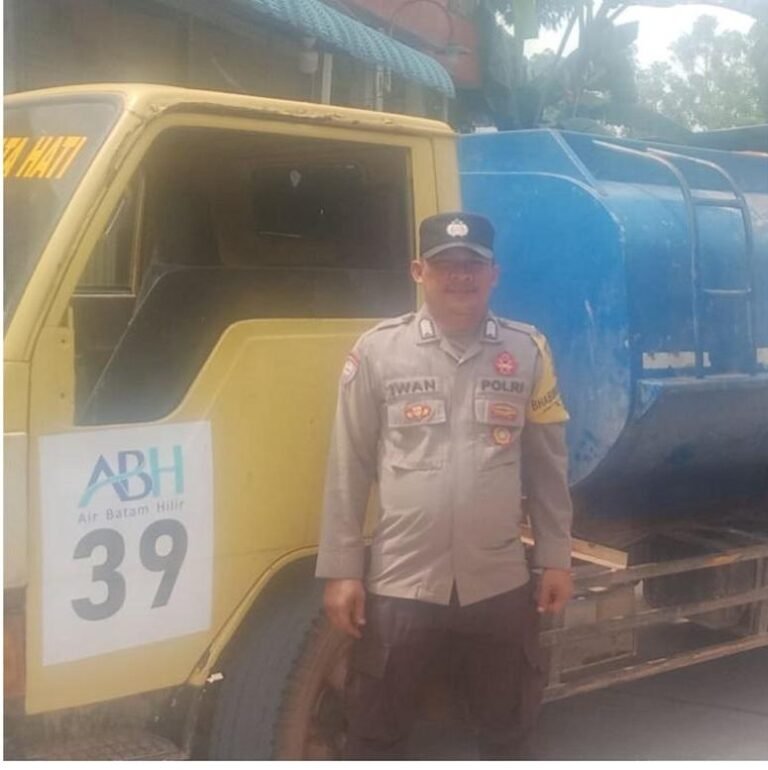 Hari Ke-66 Penyaluran Air Bersih, Polsek Batu Ampar Konsisten Bantu Warga Terdampak