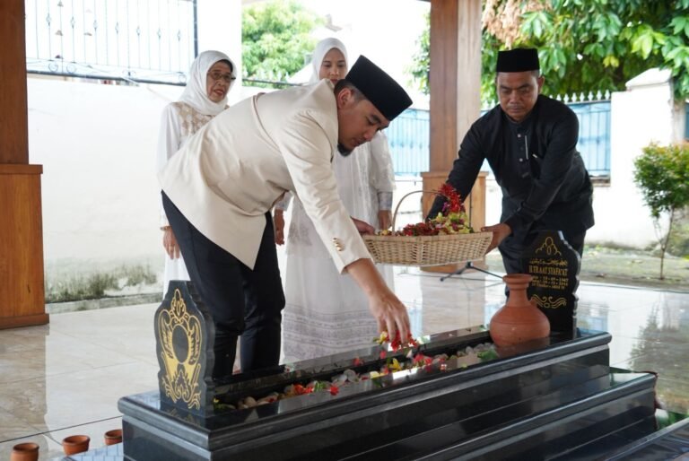 Ziarah ke Makam Bapak Pembangunan Kota Cilegon, Wali Kota Robinsar Ajak Teladani Perjuangan Tb Aat Syafaat
