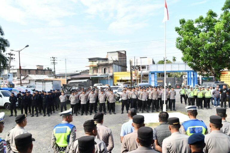 285 Petugas Gabungan melaksanakan pelayanan dan Kawal Aksi Penyampaian Aspirasi Korban Pasca Banjir di Pendopo Bupati Aceh Timur