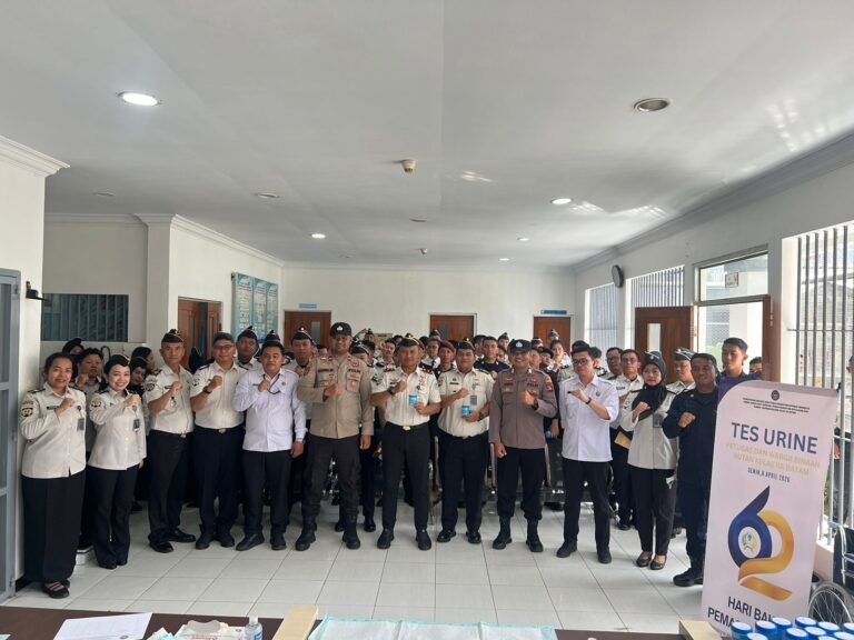 LANGKAH TEGAS MENYAMBUT HARI BHAKTI PEMASYARAKATAN: RUMAH TAHANAN NEGARA KELAS IIA BATAM GELAR RAZIA DAN TES URINE