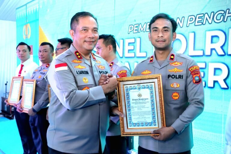 Waoo Keren Habis..!”Kapolsek Lubuk Baja Menerima Penghargaan Bentuk Apresiasi Kerja Keras Dan Profesionalisme Dari Kapolda Kepri.