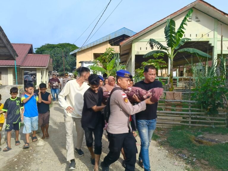 Personel Satpolairud Polres Aceh Timur dan Personel Polsek Idi Rayeuk Evakuasi Temuan Mayat di Sungai Gampong Jawa
