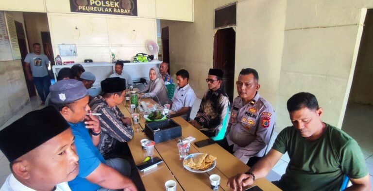 Silaturahmi Kapolsek Peureulak Barat dengan Keuchik, Perkuat Sinergi Jaga Kamtibmas