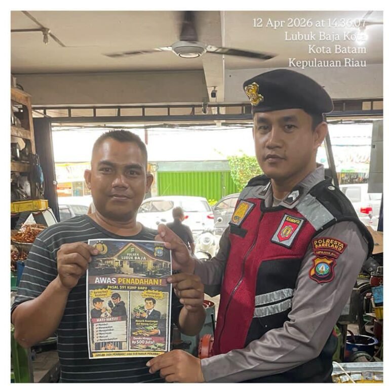 Polsek Lubuk Baja Gencarkan Pemberian Brosur Himbauan kepada Pelaku Usaha Scrap untuk Cegah Tindak Pidana