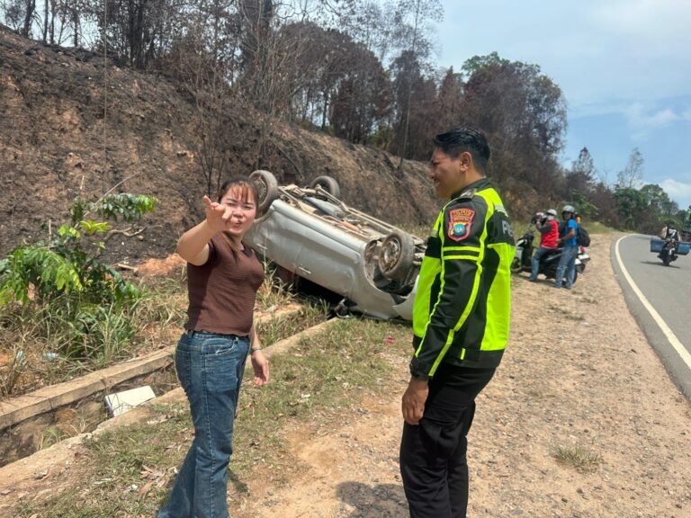 Quick Respon Polsek Nongsa Tangani Laka Tunggal Akibat Pecah Ban di Jalan Hasanuddin