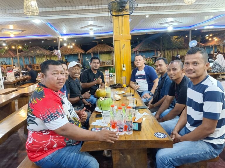 Kekompakan Kapolsek Idi Rayeuk Ngopi Barsama Wartawan