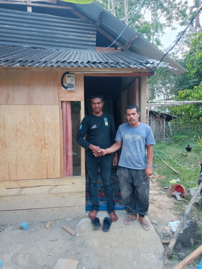 Laksanakan Program Bupati Aceh Timur Geuchik Keude Blang Bantu Keluarga Kurang Mampu Dapat Pemasangan Listrik Gratis.