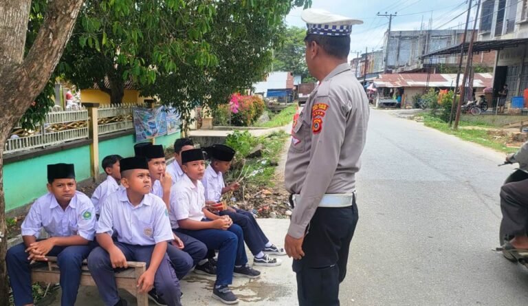 Polsek Julok Perkuat Disiplin Pelajar Lewat Program Polisi Sahabat Anak