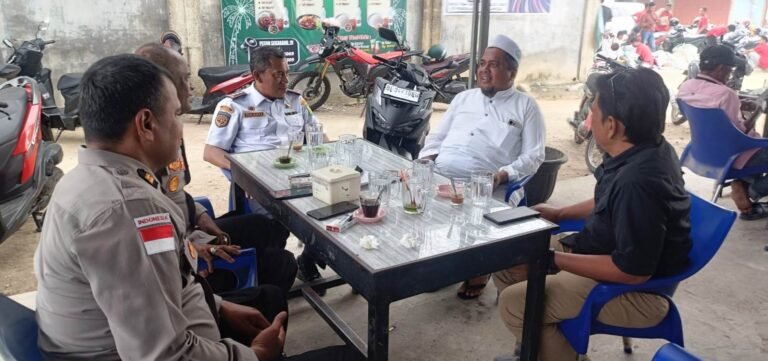 Warung Kopi Jadi Ruang Komunikasi Kapolsek Peureulak dan Warga