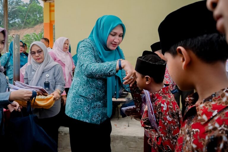 Kunjungan TP PKK Aceh, Siswa SD Tanah Rata Dapat Dukungan dan Harapan