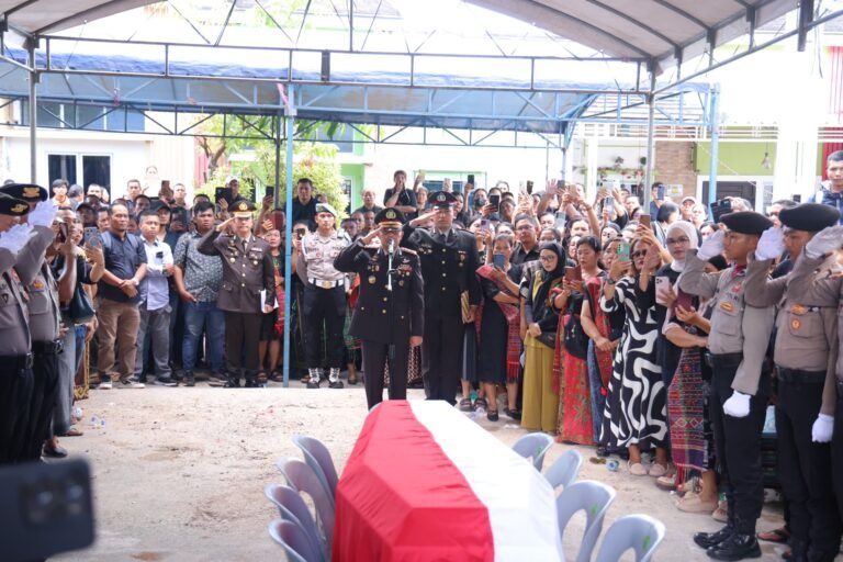 UPACARA PELEPASAN DAN PEMAKAMAN JENAZAH BRIPDA NATANAEL SIMANUNGKALIT BERLANGSUNG KHIDMAT