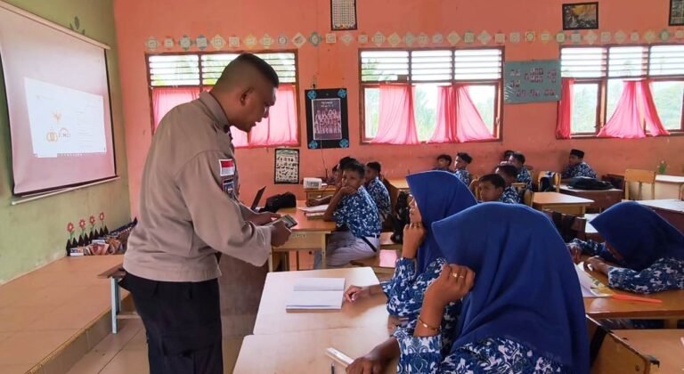 Literasi Digital Digencarkan, Kanit Binmas Polsek Idi Rayeuk Sosialisasi Aplikai E-Learning Kepada Pelajar