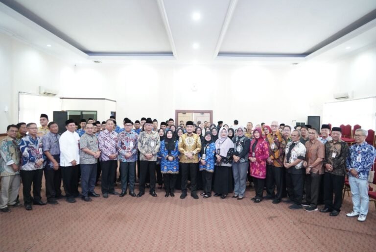 Robinsar Tekankan Pelayanan Prima dalam Pelantikan Pejabat Pemkot Cilegon