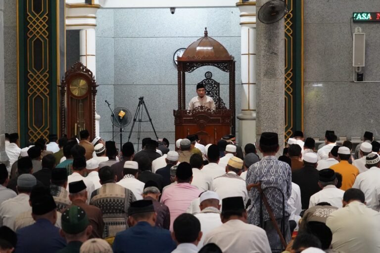 Hadiri Shalat Idul Adha di Masjid Agung Cilegon, Robinsar Ajak Maknai Idul Adha dengan Keikhlasan dan Kepedulian Sosial