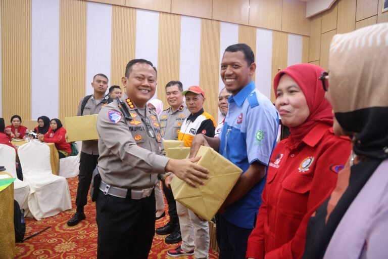 PERINGATAN HARI BURUH INTERNASIONAL KSBSI, POLDA KEPRI PERKUAT EDUKASI HAK BURUH DAN KESELAMATAN LALU LINTAS