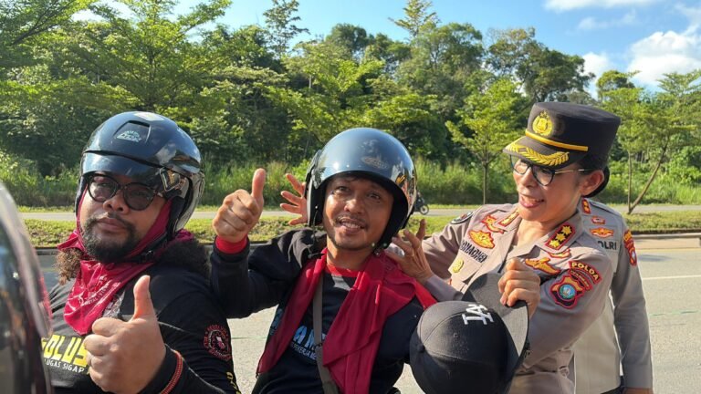 POLRI UNTUK MASYARAKAT: POLDA KEPRI BAGIKAN 200 HELM GRATIS UNTUK PEKERJA SAAT PERAYAAN MAY DAY