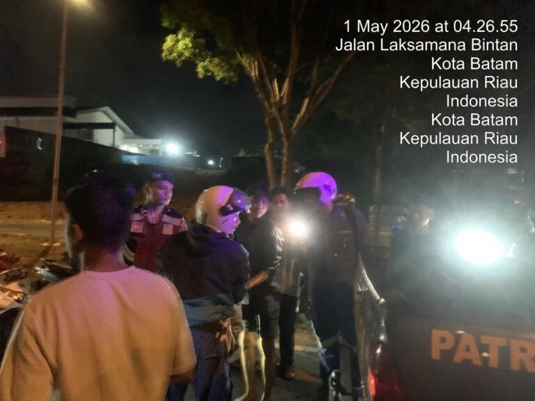 Respon Cepat Piket Patroli Satsamapta Polresta Barelang Tangani Laka Tunggal di Jalan Laksamana Bintan