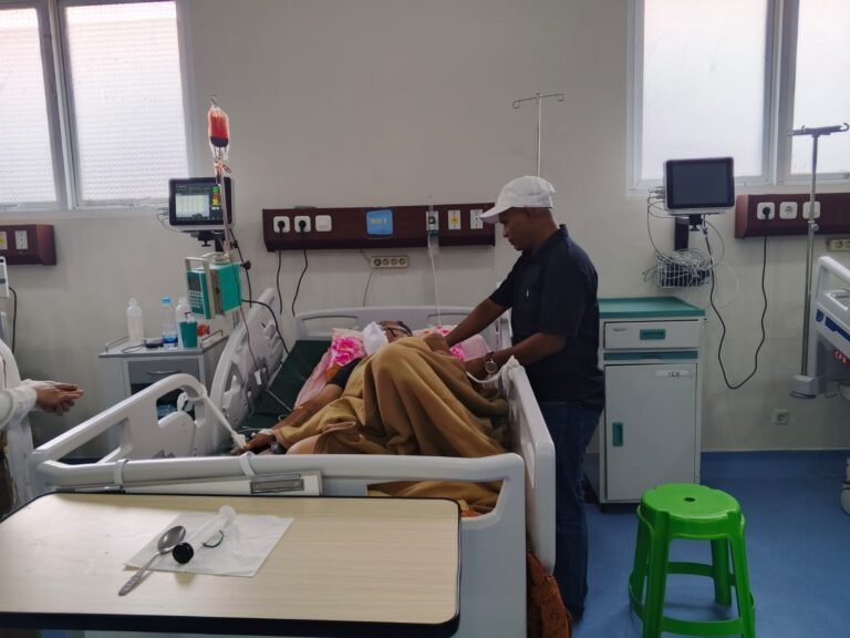 Yahya Ys Kunjungi Teman Yang Sedang Sakit Di RS Zubir Mahmud.