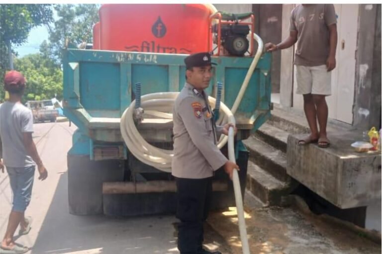 Distribusi Air Bersih Hari Ke-100 di Batu Ampar Berjalan Aman dan Lancar, Polsek Pastikan Tepat Sasaran