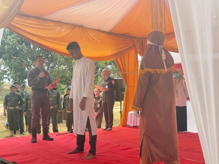 Lima Terpidana Pelanggar Syariat Islam Di Aceh Timur di Eksekusi cambuk