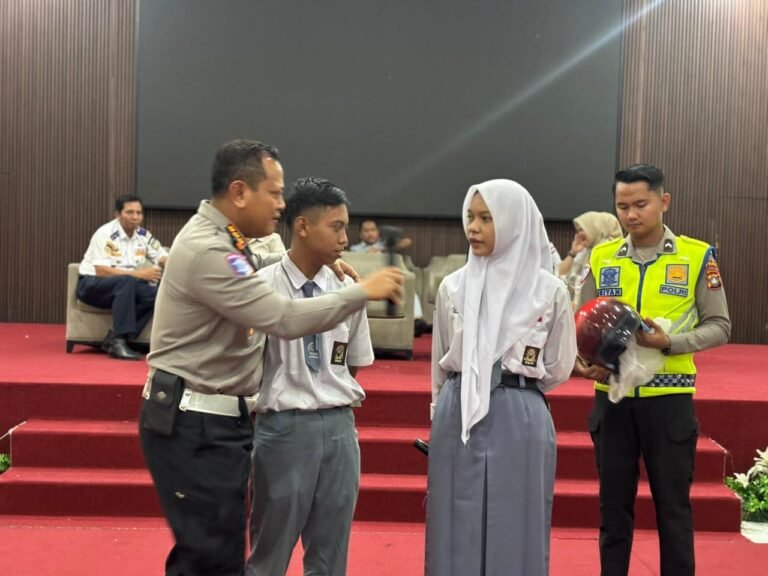 Polda Kepri Tanamkan Budaya Tertib Lalu Lintas Melalui“POLICE GOES TO SCHOOL” Di SMK IBNU SINA BATAM