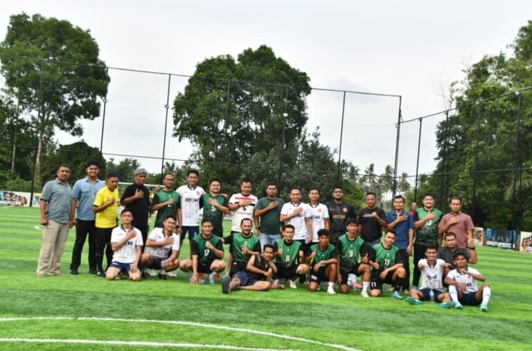 Intelkam Polres Aceh Timur Kalahkan Wartawan 4-3 dalam Laga Persahabatan Mini Soccer.