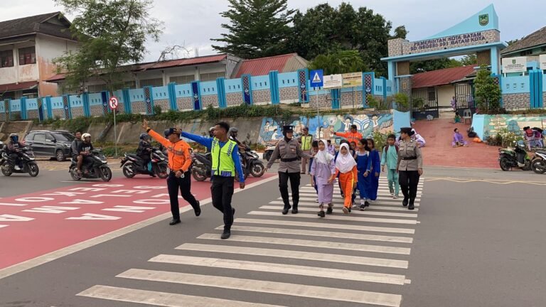 Polwan Polresta Barelang Sigap Atur Arus Lalu Lintas di Kawasan SDN 001 Sungai Panas