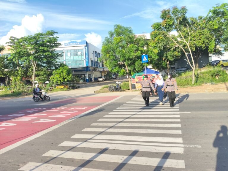 Pastikan Siswa Aman Menyeberang, Polwan Engku Putri Gelar Gatur Lalin di SDN 001 Sungai Panas