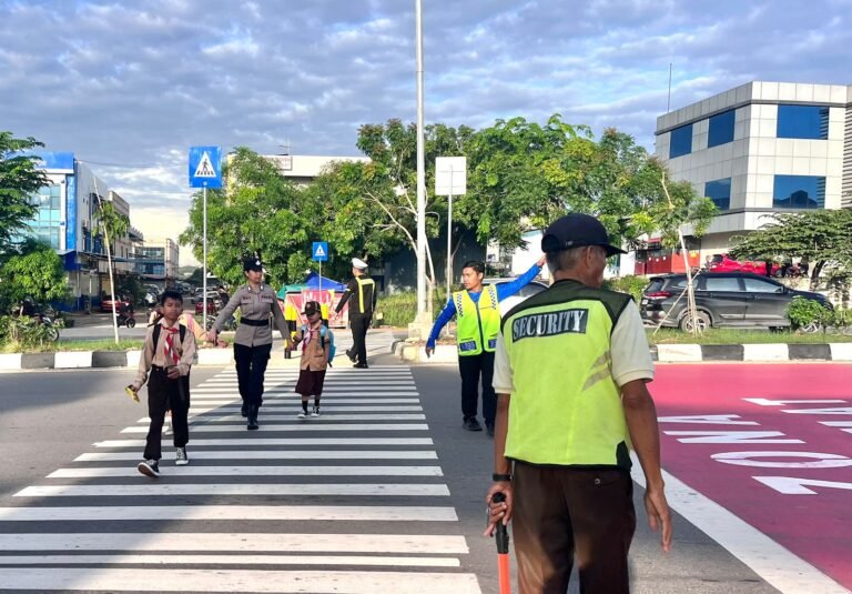 Polwan Engku Putri Polresta Barelang Laksanakan Pengaturan Lalu Lintas dan Pengamanan Penyebrangan Siswa di SDN 001 Sungai Panas