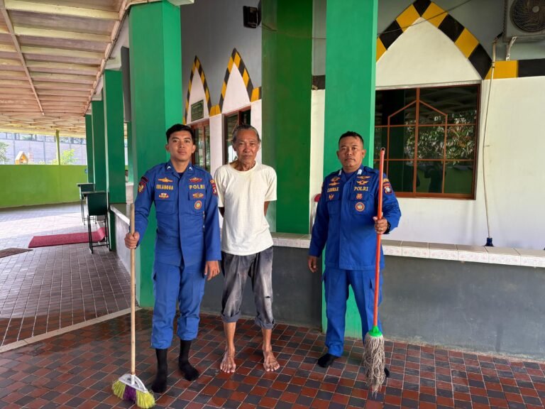 Satpolairud Polresta Barelang Gelar Bakti Bersih di Tanjung Teritip dan Tanjung Uma