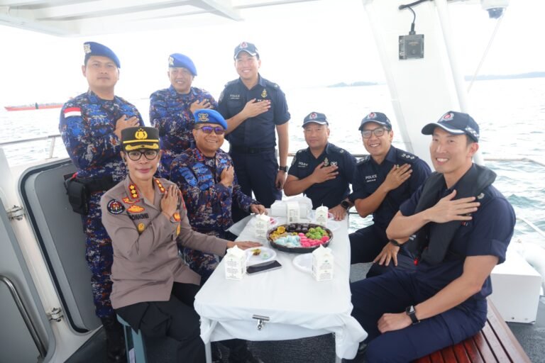 PATROLI PERAIRAN DAN RENDEZVOUS, DITPOLAIRUD POLDA KEPRI PERKUAT KERJA SAMA PENGAMANAN LAUT DENGAN SINGAPORE POLICE COAST GUARD
