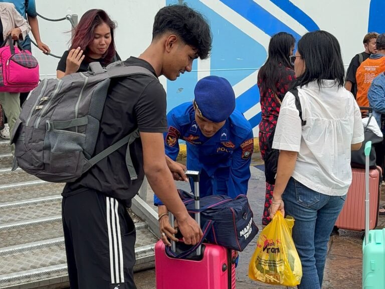 Polisi Penolong Satpolairud Polresta Barelang Laksanakan Pengamanan dan Pengecekan Penumpang KM Kelud di Pelabuhan Batam Bintang 99