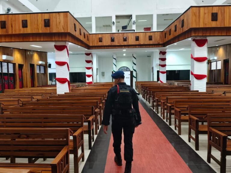 Satbrimob Polda Kepri Laksanakan Sterilisasi Gereja Dalam Rangka Memperingati Hari Kenaikan Yesus Kristus