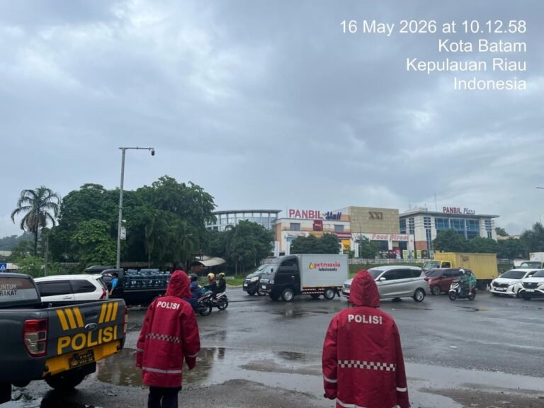 ‎SAT SAMAPTA POLRESTA BARELANG LAKSANAKAN PATROLI ANTISIPASI BANJIR DAN POHON TUMBANG PASCA HUJAN