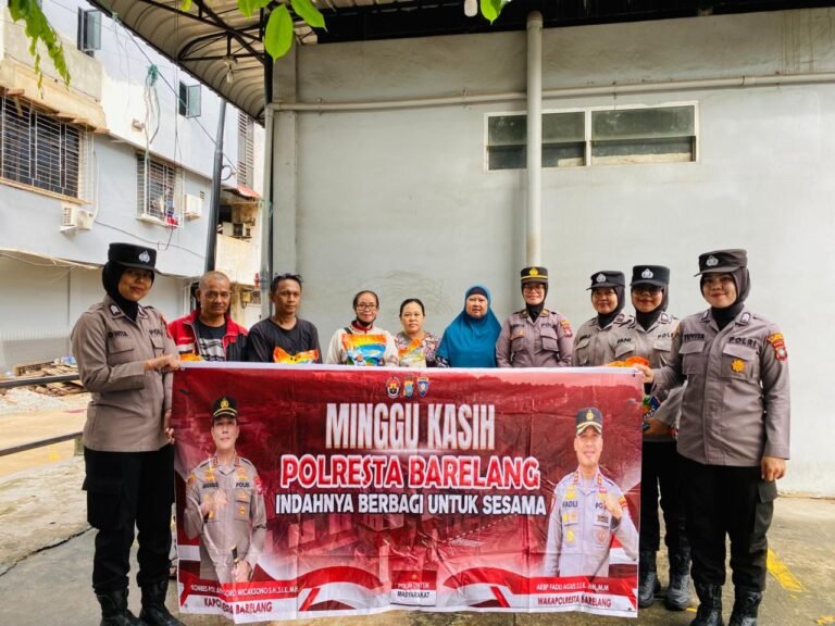 Polwan Polresta Barelang Gelar Kegiatan Minggu Kasih dengan Membagikan Bingkisan kepada Masyarakat di Tanjung Uma